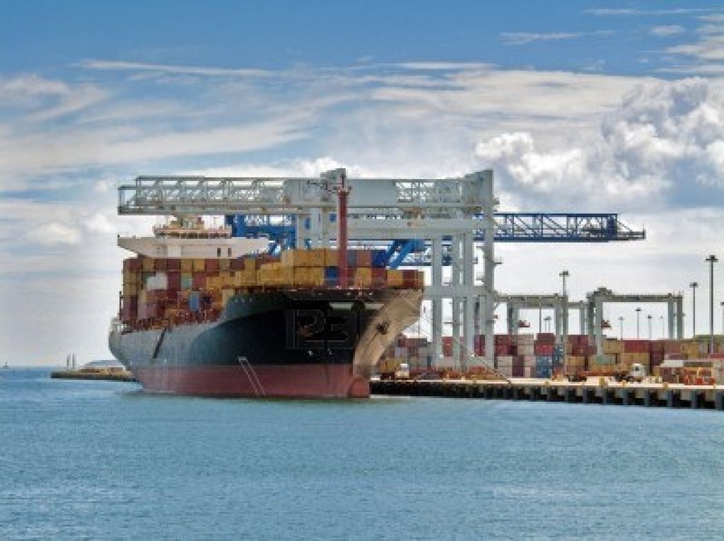 7360708-barco-de-contenedores-que-se-carga-en-el-puerto-de